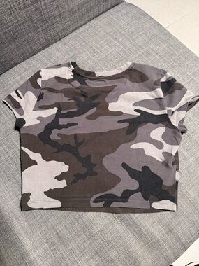 Aritzia TNA Women Camo Print Crop Tee - Gray & Black
